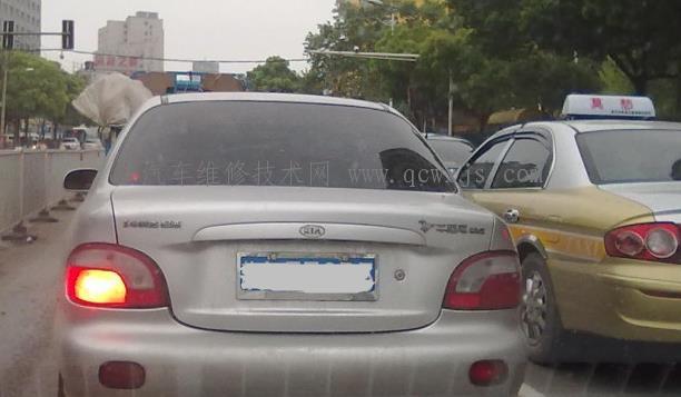 【剎車燈不亮是什么原因？怎么辦？】圖4