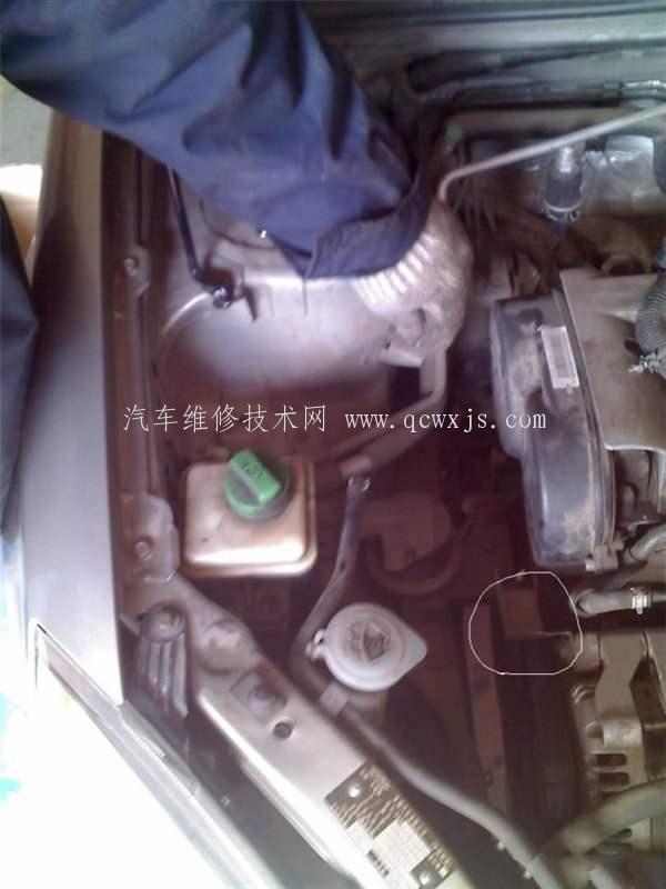 【奇瑞A5發(fā)動(dòng)機(jī)正時(shí)皮帶校對(duì)裝法】圖2