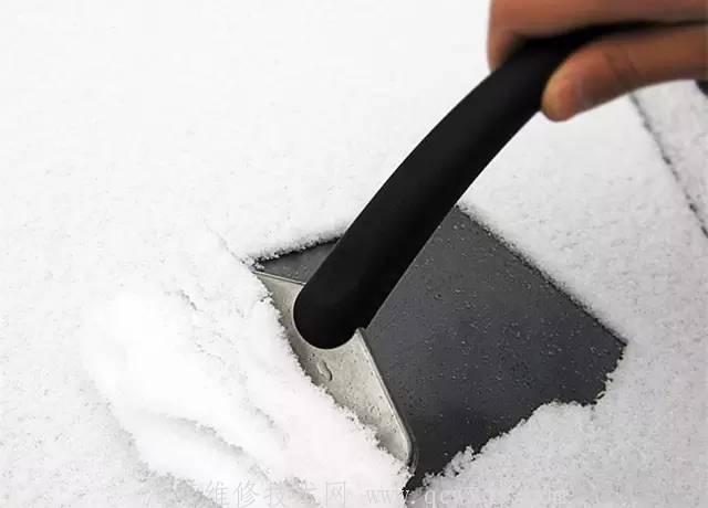 下雪了,車窗上的冰雪怎么清除 下雪了,車窗上的冰雪怎么清除