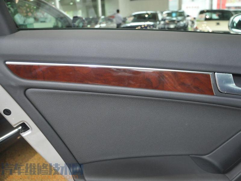 奧迪A4車門內飾板拆卸方法