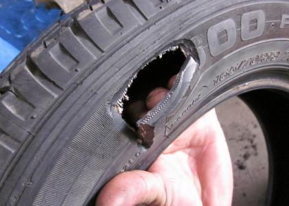 【路上汽車爆胎怎么辦】圖2