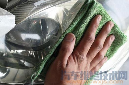 【汽車大燈罩發黃怎么辦,汽車大燈發黃處理妙招】圖2