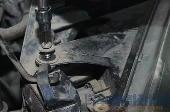 更換車輛大燈燈泡的步驟過程(圖)