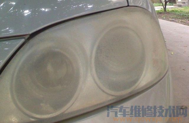 【汽車大燈罩發黃怎么辦,汽車大燈發黃處理妙招】圖1