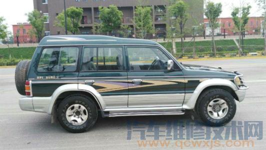 三菱帕杰羅越野車前照燈突然暗淡