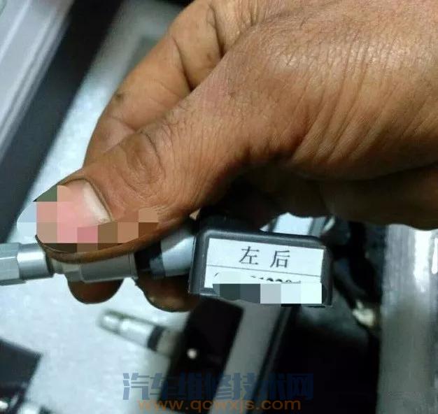 【胎壓報警燈亮 扒下輪胎修補居然沒有發現胎壓傳感器？】圖4