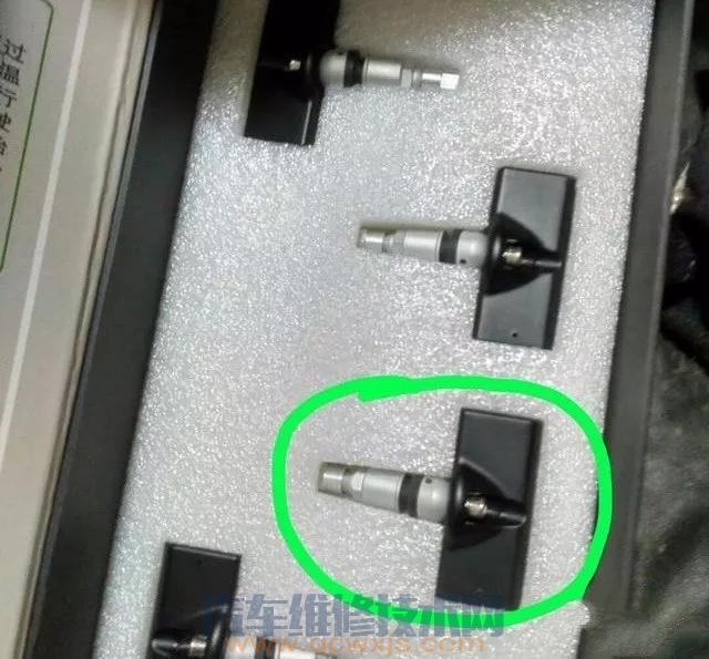 【胎壓報警燈亮 扒下輪胎修補居然沒有發現胎壓傳感器？】圖3