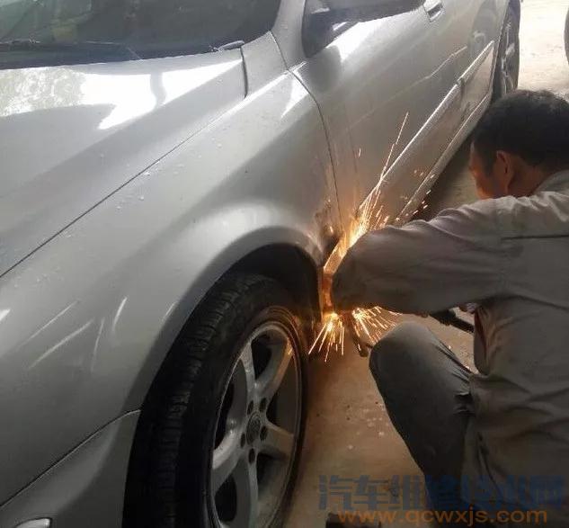 【車身裙邊生銹腐蝕嚴重怎么處理?看看鈑金噴漆師傅是如何修補的】圖3