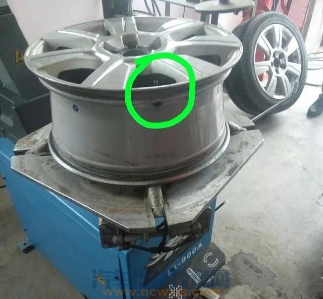 胎壓報(bào)警燈亮 扒下輪胎修補(bǔ)居然沒有發(fā)現(xiàn)胎壓傳感器？