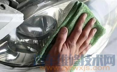 【汽車大燈發(fā)黃怎么處理 去大燈罩發(fā)黃巧辦法】圖3