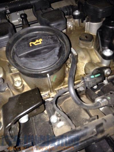 【汽車發動機滲油要不要緊？發動機滲油怎么辦好】圖2