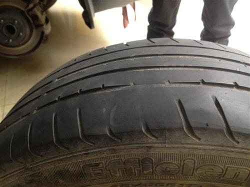 【汽車輪胎吃胎什么原因 汽車輪胎吃胎怎么辦 需要換嗎？】圖2