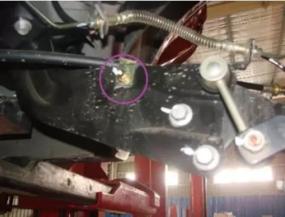 【減震器及減震器彈簧的拆卸安裝步驟(圖解)】圖4