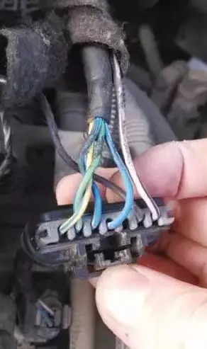 【科魯茲檢測到發動機三缸缺火 發動機怠速抖動 故障燈點亮,加速發闖】圖1