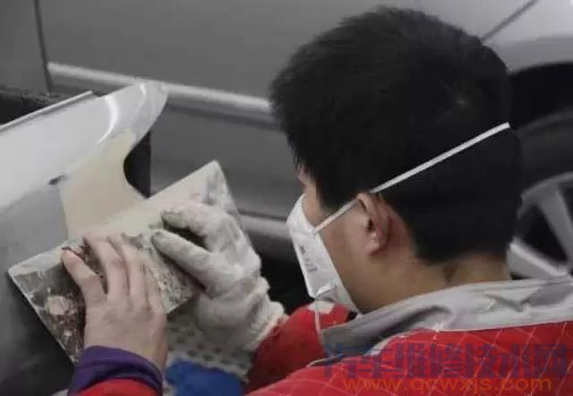 汽車噴漆初學(xué)刮灰技巧 汽車刮膩?zhàn)蛹记?></a></div>
    <div   id=