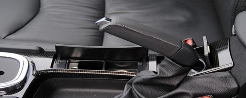 手動(dòng)擋等紅燈要拉手剎嗎