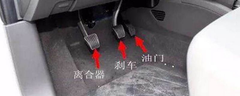 手動(dòng)擋等紅燈的時(shí)候是掛空擋還是踩剎車