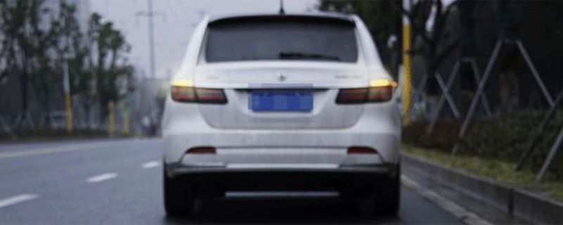 白天靠邊停車要打危險(xiǎn)報(bào)警閃光燈嗎