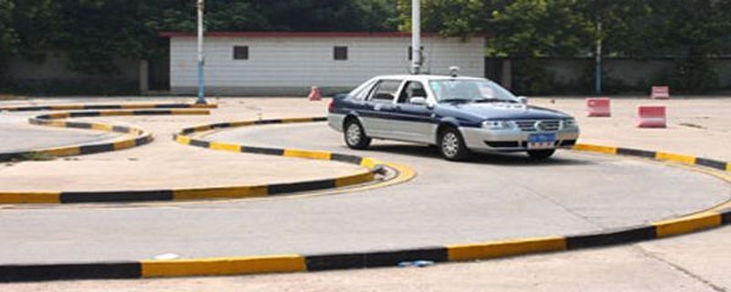 科二s彎怎么看點打方向盤