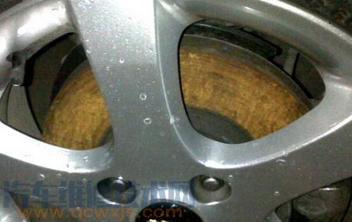 汽車的剎車盤生銹，換剎車片介紹