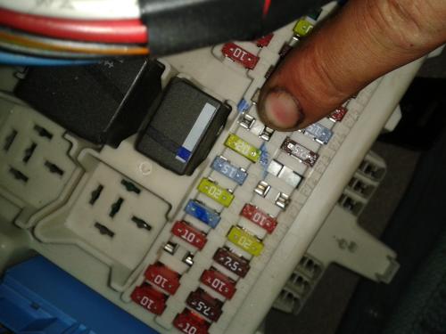 【奧迪a8保險絲位置圖解 奧迪a8l點煙器保險絲位置】圖1