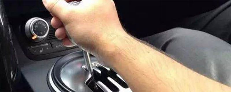 開車紅燈時空擋踩剎車會熄火嗎