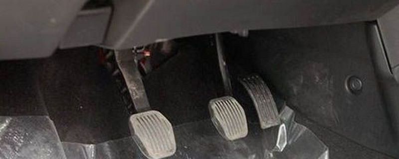 新手開(kāi)車(chē)倒車(chē)為什么老熄火