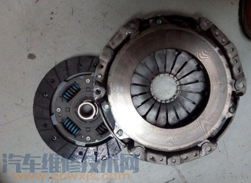 【離合器踩下去抬起來有異響 踩離合器吱吱響的原因】圖4