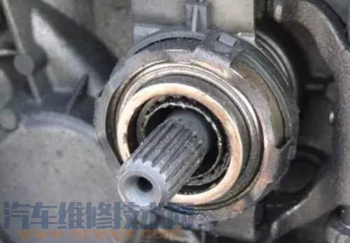 【離合器踩下去抬起來有異響 踩離合器吱吱響的原因】圖2