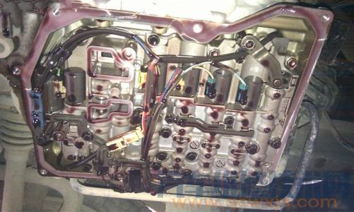 【自動變速器油液好壞的檢查判斷 自動變速器的油液顏色怎么看】圖2