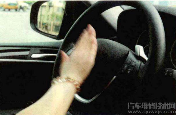 【安全氣囊要保養嗎 汽車安全氣囊保養方法和使用注意事項】圖3