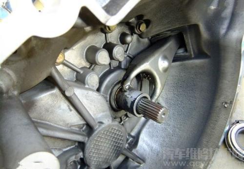 踩離合器吱吱響的原因 離合器踩下去有異響的排除