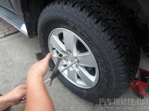 【汽車輪胎怎么換 換輪胎步驟及注意事項介紹】圖3