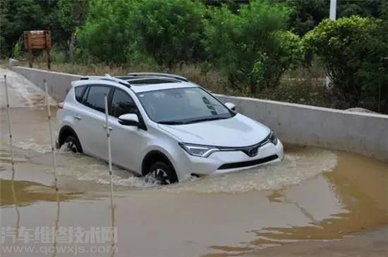 【汽車涉水怎么辦 汽車涉水沒熄火有事嗎】圖1
