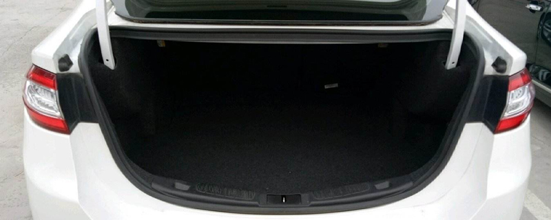 蒙迪歐后備箱開關在哪里