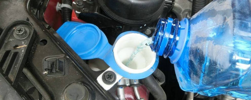 玻璃水加在車哪個位置