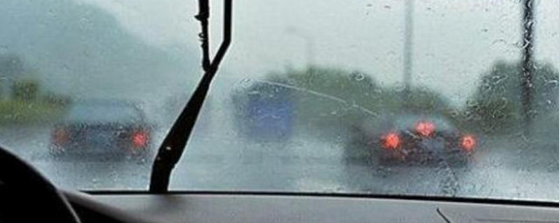 車玻璃起霧開冷風還是暖風