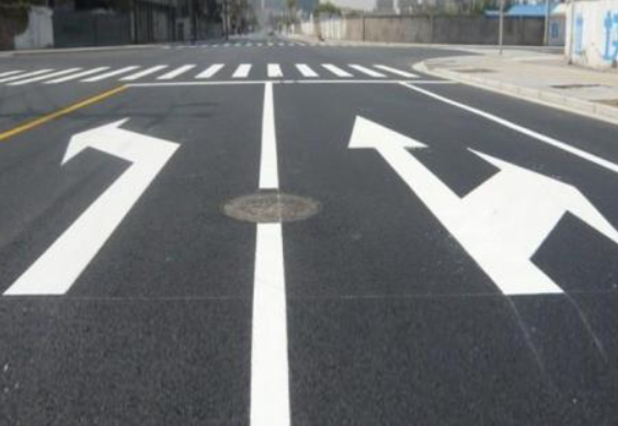 地上標(biāo)線和指示牌不一致，到底依誰的？