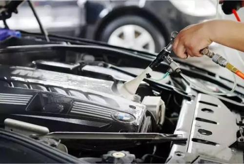 怎么自己進行汽車發(fā)動機艙清洗？