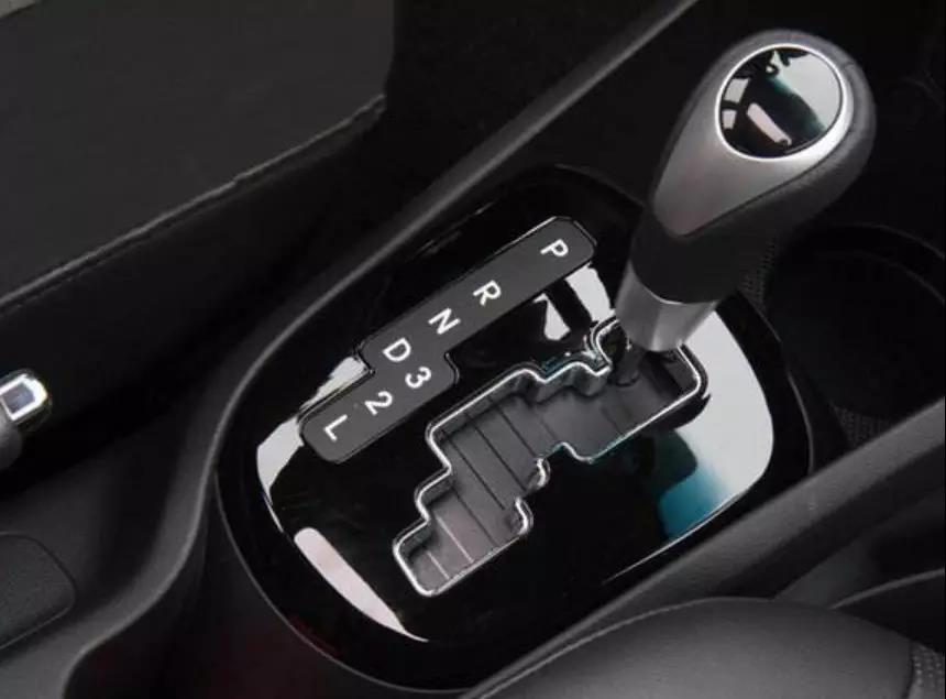 等紅綠燈掛p還是掛n好?等紅綠燈該掛什么擋呢? 等紅綠燈掛p還是掛n好?等紅綠燈該掛什么擋呢?