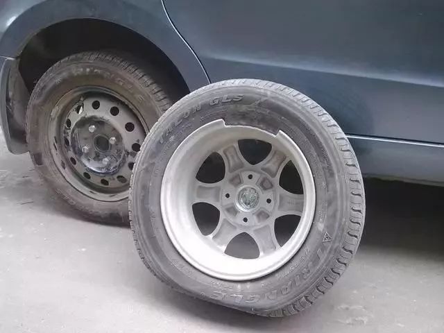【汽車補(bǔ)胎方法有幾種 汽車補(bǔ)胎方法哪種好】圖1