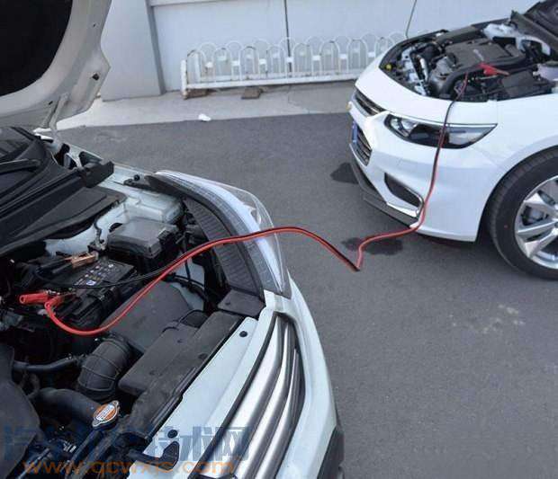 汽車電瓶沒電搭電起動后為什么還熄火
