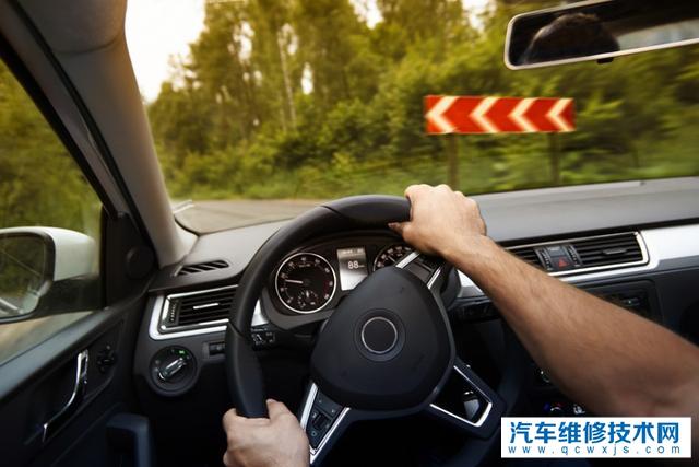 【小車里多坐一個人有影響嗎，小車超載對車有什么影響】圖1