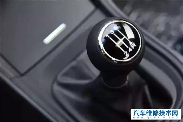 【剎車和離合一起踩會(huì)怎么樣？危險(xiǎn)嗎？】圖1