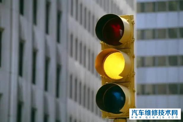 【闖黃燈會(huì)被罰款扣分嗎？】圖2