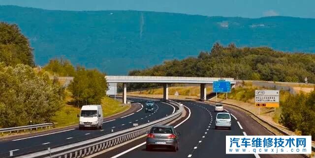 新車磨合期可以跑高速嗎 新車磨合期可以上高速跑120嗎？