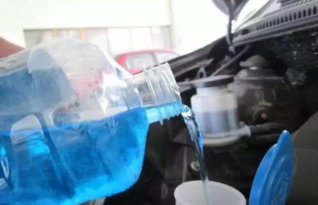 更換玻璃水，玻璃水怎么放出來？