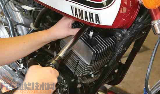 摩托車(chē)能加潤(rùn)滑油到缸里嗎? 摩托車(chē)能加潤(rùn)滑油到缸里嗎?