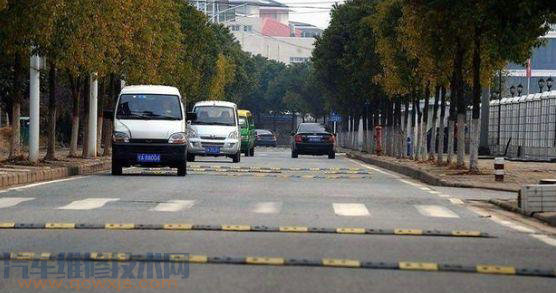 【減速帶對汽車的傷害有多大？什么樣的方法過減速帶是正確的？】圖1