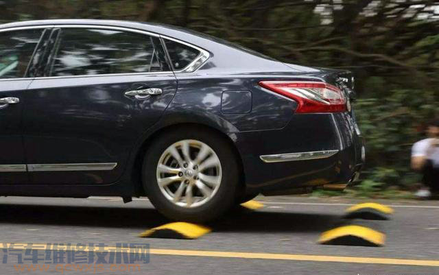 【減速帶對汽車的傷害有多大？什么樣的方法過減速帶是正確的？】圖4